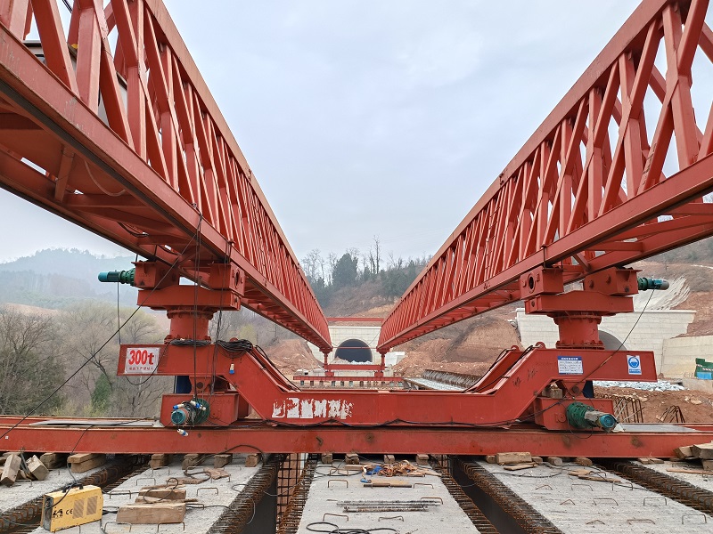 山东潍坊架桥机厂家 四主梁式架桥机非对称吊装工况下结构动态响应与抑振策略研究