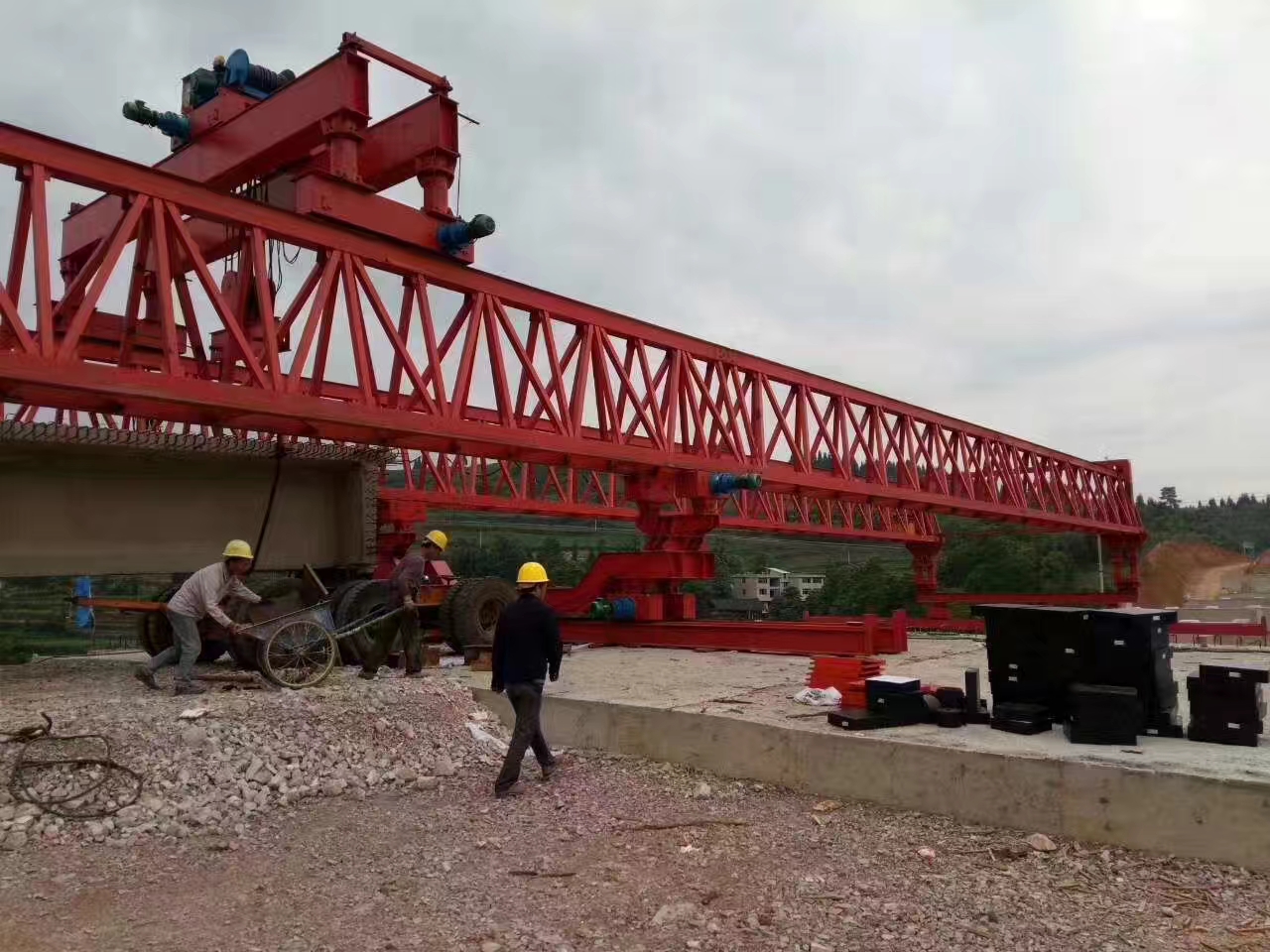 河南三门峡架桥机厂家 铁臂破局，筑途留痕：单导梁架桥机典型工程案例解析