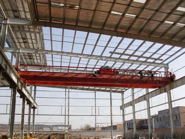 湖南怀化桥式起重机厂家 吊钩桥式起重机桥架结构：钢铁巨臂的空中承载廊道