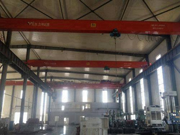 湖南郴州桥式起重机厂家 吊钩桥式起重机端梁与车轮：钢铁巨臂的稳固基座与移动脚轮