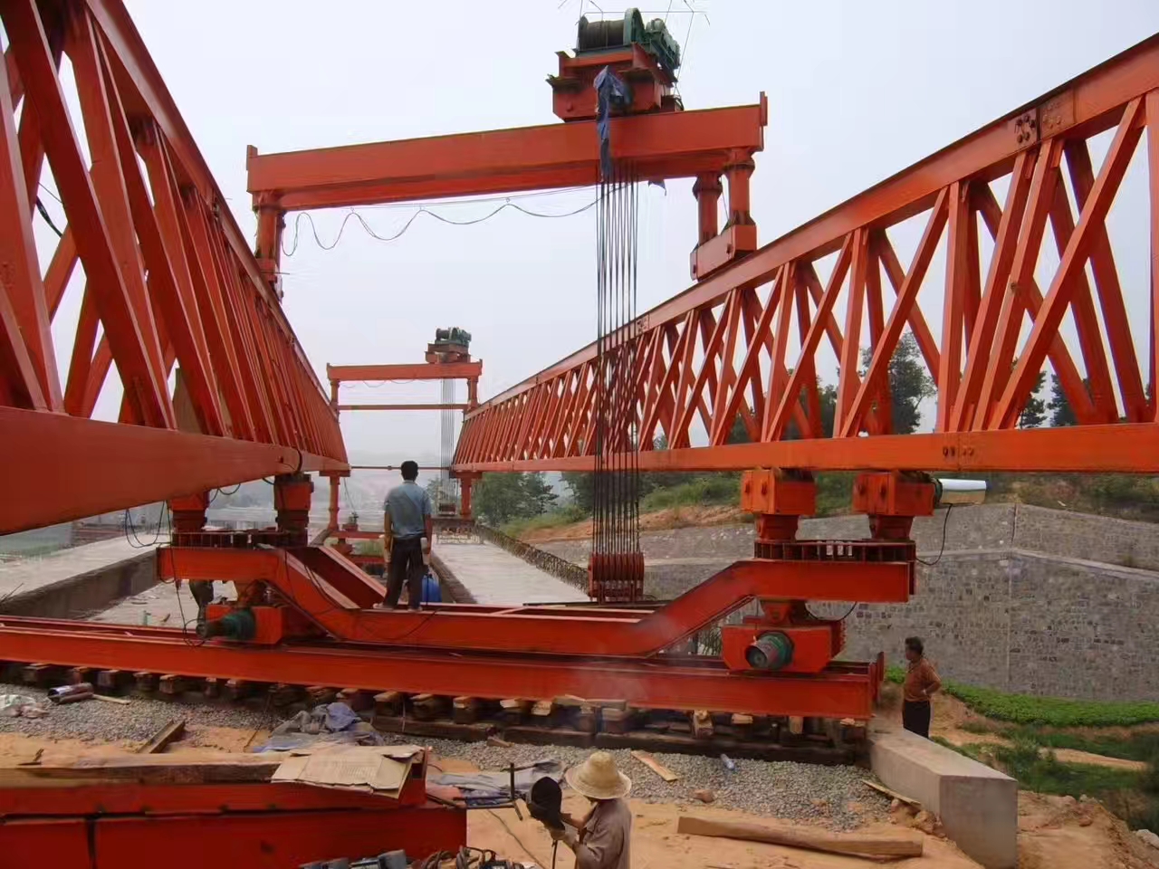 陕西榆林架桥机厂家 提运架协同筑通途 钢臂联动贯全程——高铁架桥机一体化工作原理解析