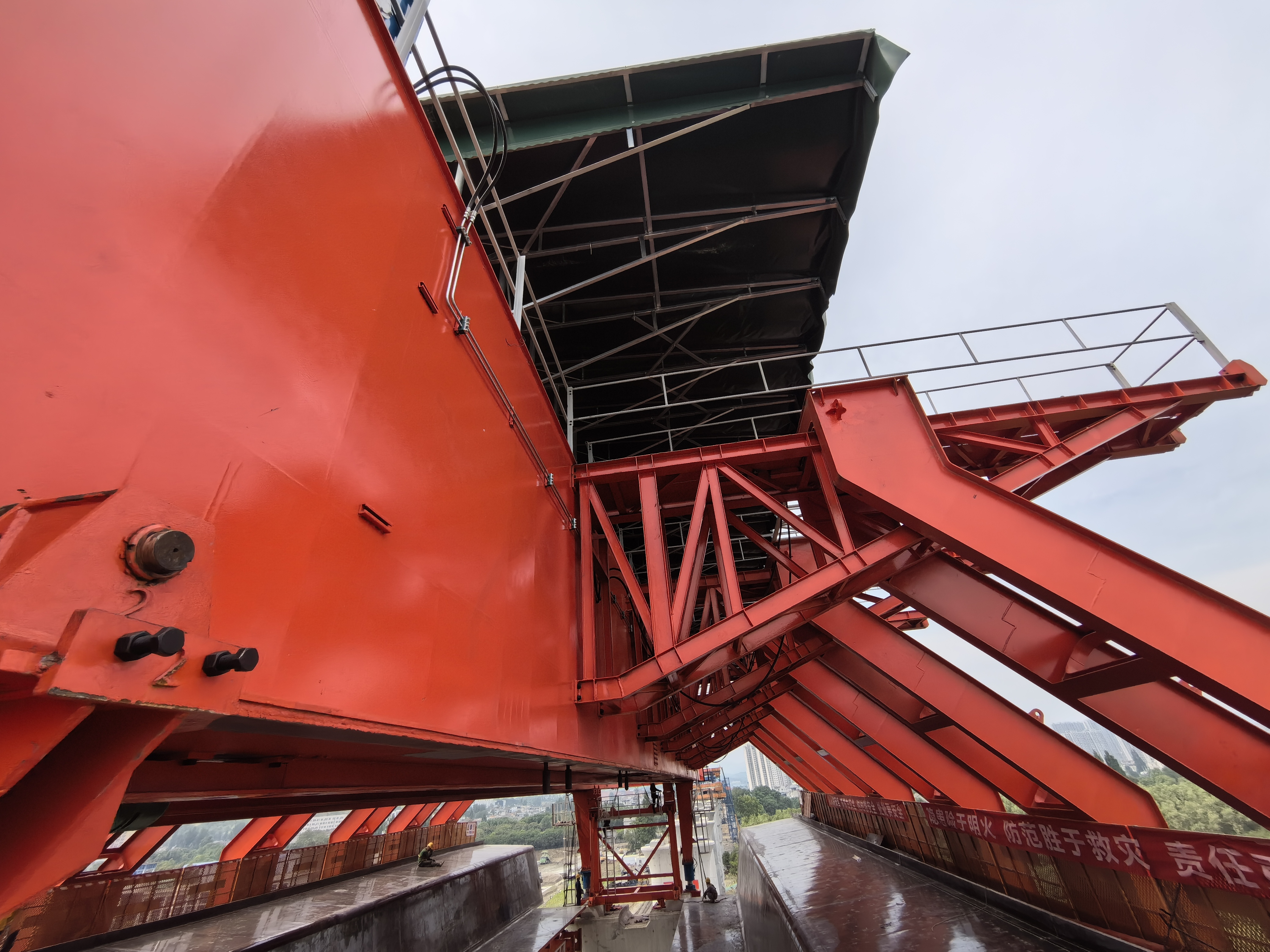 重庆移动模架厂家 预拱度设置：模架的精准找平巧计